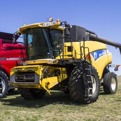 Photo 2. NEW HOLLAND CR970 & HONEYBEE 94C PACKAGE combine harvester