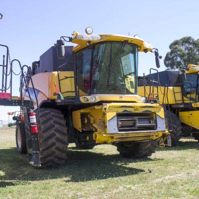 Photo 4. NEW HOLLAND CR970 & HONEYBEE 94C PACKAGE combine harvester
