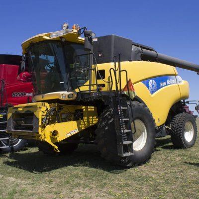 Photo 1. NEW HOLLAND CR970 & HONEYBEE 94C PACKAGE combine harvester