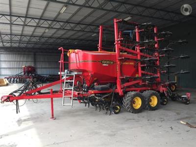 Photo 1. SEEDHAWK SH 800C airseeder