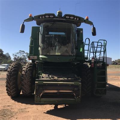 Photo 1. JOHN DEERE S670 combine harvester