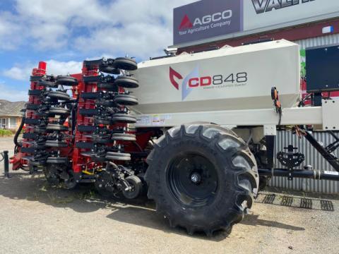 Photo 1. Bourgault CD848 cultivator