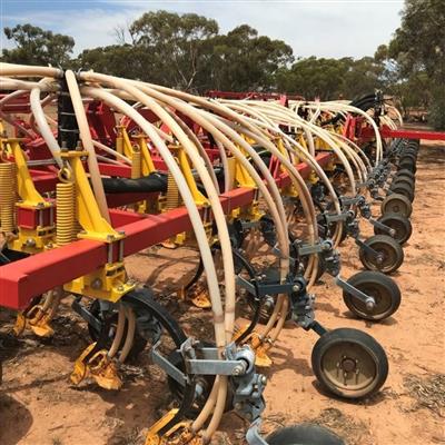 Photo 4. BOURGAULT 8910 airseeder