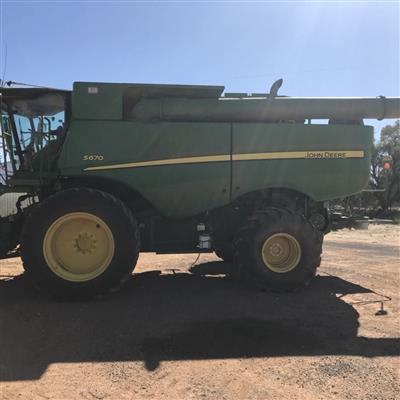 Photo 2. JOHN DEERE S670 combine harvester