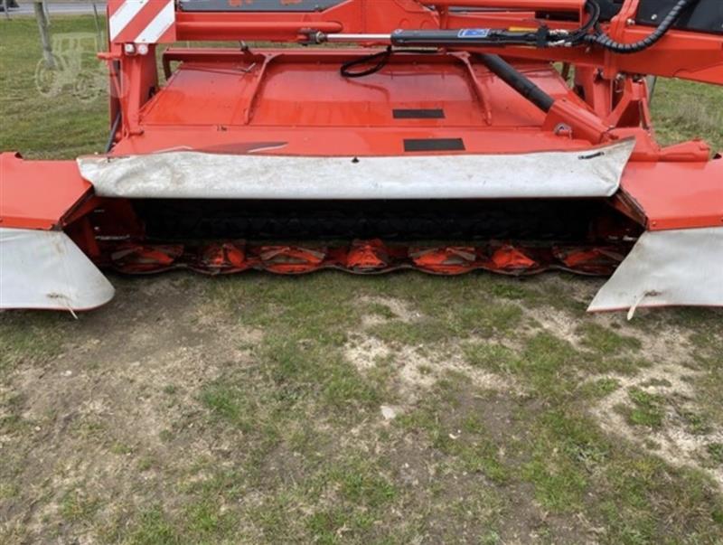 Photo 2. Kuhn FC4060 TCR windrower