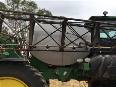 Photo 4. JOHN DEERE 4930 SP self propelled sprayer