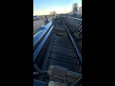 Photo 3. John Deere 430D Draper front