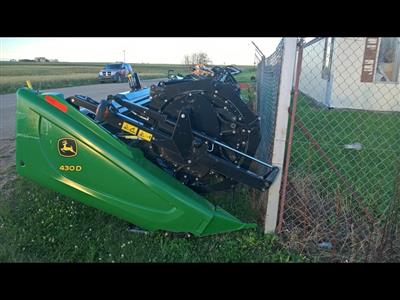 Photo 4. John Deere 430D Draper front
