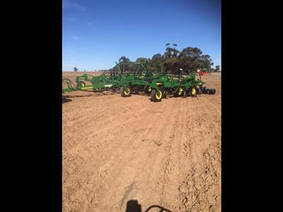 Photo 5. John Deere 737 seeder bar