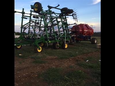 Photo 2. John Deere 737 seeder bar