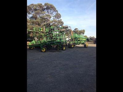 Photo 3. John Deere 737 seeder bar