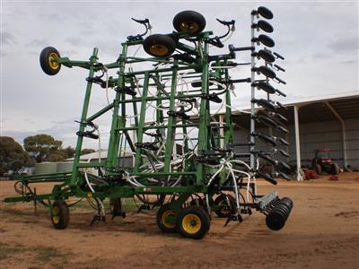 Photo 4. John Deere 737 seeder bar