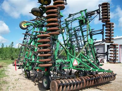 Photo 1. John Deere 737 seeder bar
