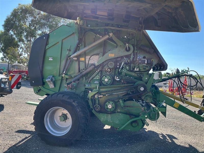 Photo 2. Krone Varipack V165 XC baler