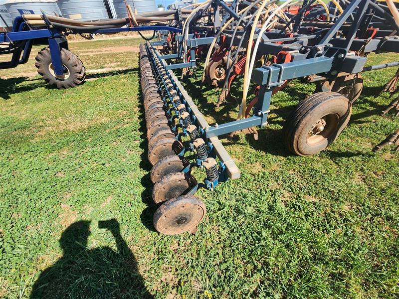 Photo 3. Flexi-Coil 820 Bar & Morris 7130 Air Cart