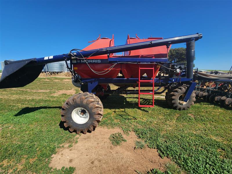 Photo 4. Flexi-Coil 820 Bar & Morris 7130 Air Cart