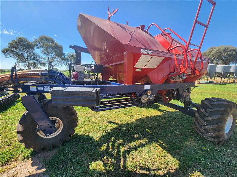 Photo 5. Flexi-Coil 820 Bar & Morris 7130 Air Cart