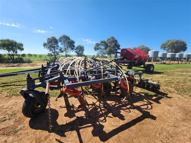 Photo 1. Flexi-Coil 820 Bar & Morris 7130 Air Cart