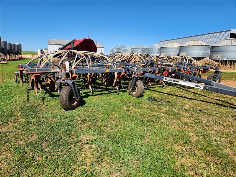 Photo 2. Flexi-Coil 820 Bar & Morris 7130 Air Cart