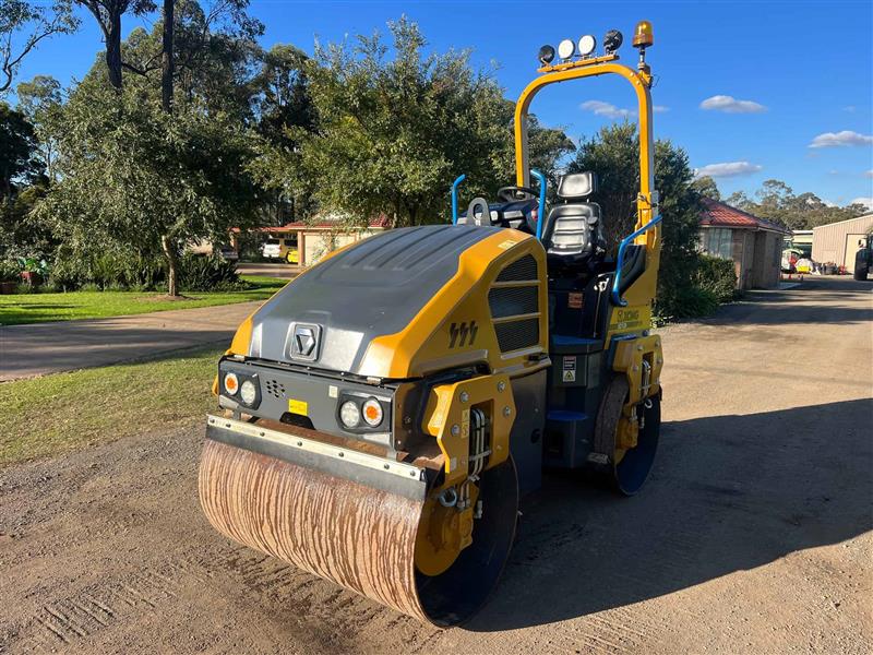 Photo 2. XCMG XD120 2.7T dual smooth drum roller