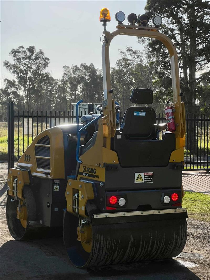 Photo 3. XCMG XD120 2.7T dual smooth drum roller