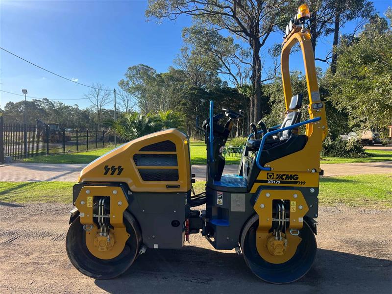 Photo 4. XCMG XD120 2.7T dual smooth drum roller