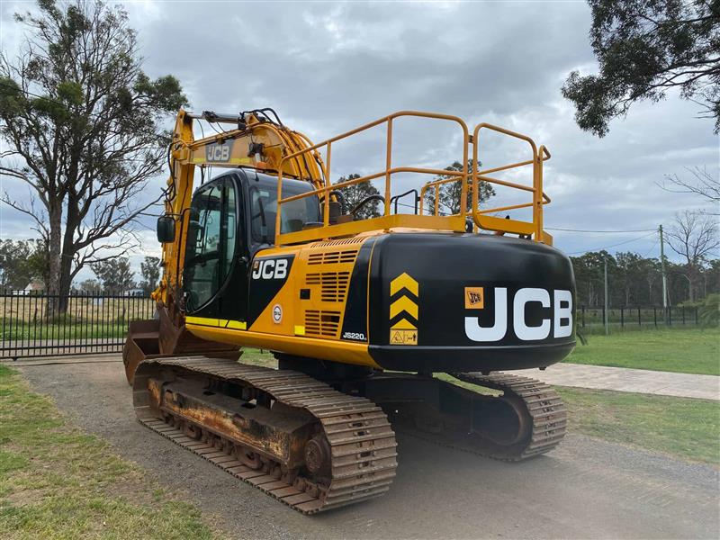 Photo 2. JCB JS220 22T excavator