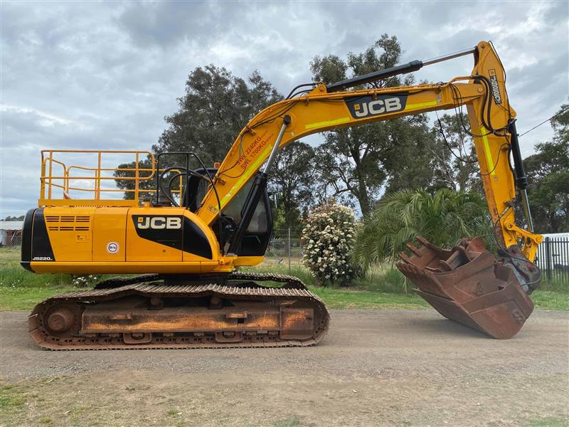 Photo 3. JCB JS220 22T excavator