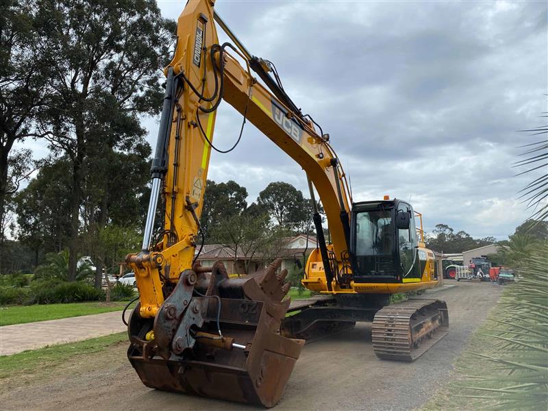Photo 4. JCB JS220 22T excavator