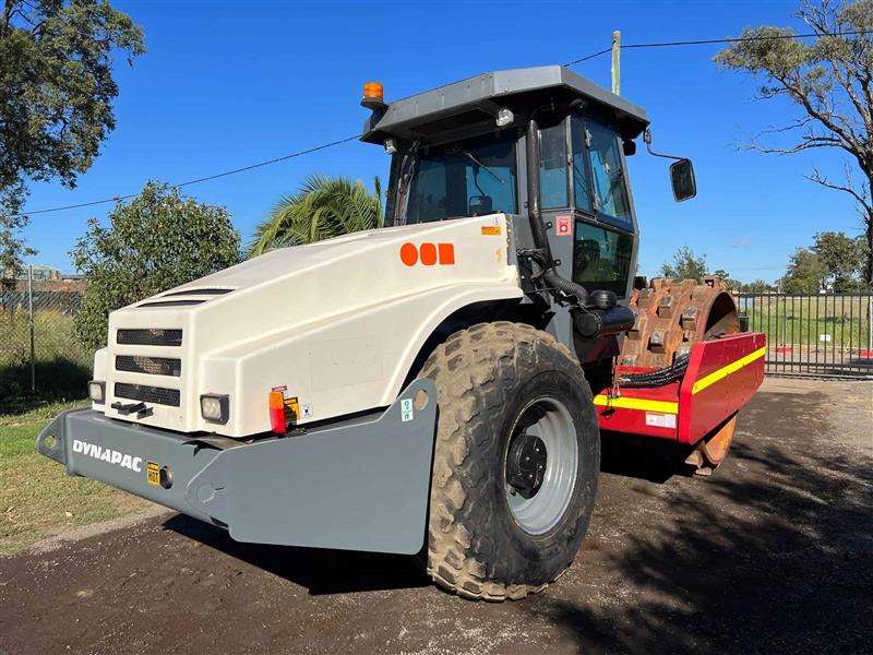 Photo 2. Dynapac CA512PD 15.85 articulated pad foot roller