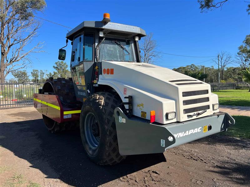 Photo 4. Dynapac CA512PD 15.85 articulated pad foot roller