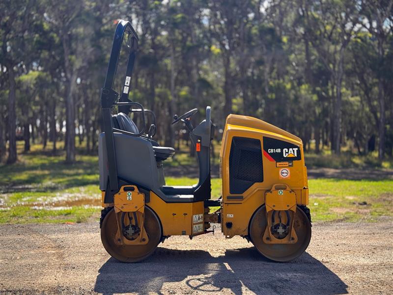Photo 3. Caterpillar CB14B 1.4T dual smooth drum roller
