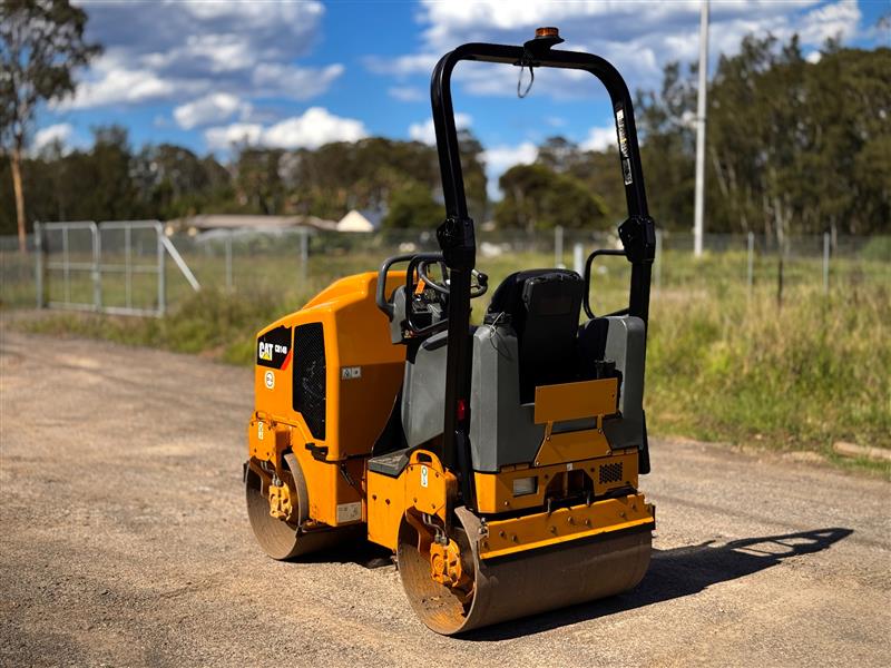 Photo 4. Caterpillar CB14B 1.4T dual smooth drum roller