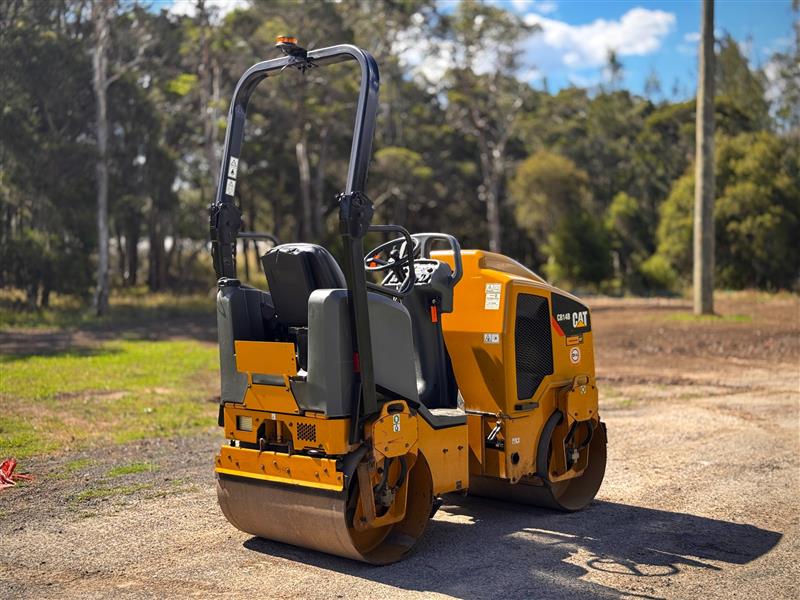 Photo 5. Caterpillar CB14B 1.4T dual smooth drum roller