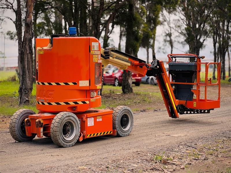 Photo 2. JLG E300AJP Knuckle boom scissor lift elevated work platform
