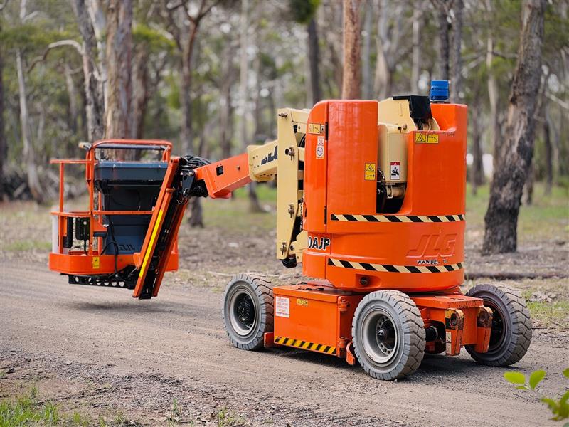Photo 4. JLG E300AJP Knuckle boom scissor lift elevated work platform