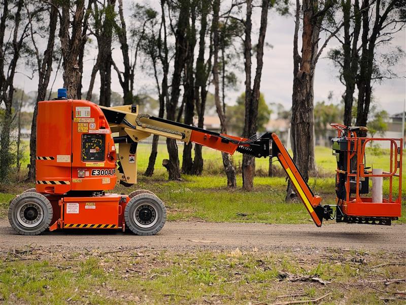 Photo 5. JLG E300AJP Knuckle boom scissor lift elevated work platform