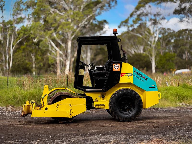 Photo 3. Rammax RW3002-SPT 3.4T articulated pad foot roller
