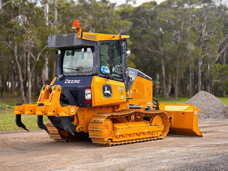 Photo 2. John Deere 550P XLT 8.5T dozer with ripper