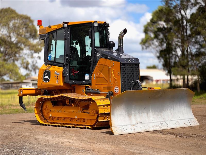 Photo 4. John Deere 550P XLT 8.5T dozer with ripper
