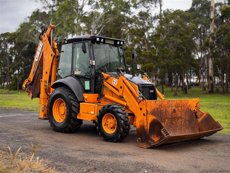 Photo 4. Case 580T backhoe loader