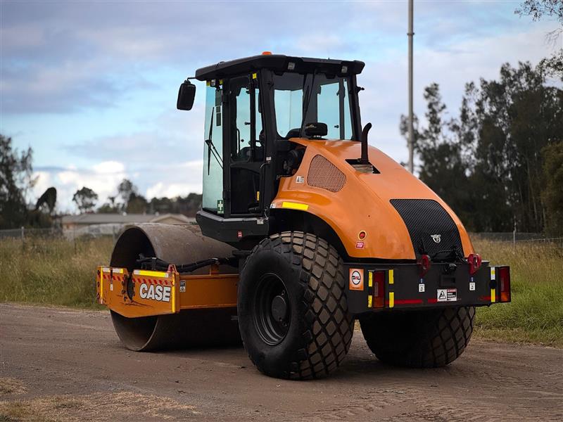 Photo 3. Case 1110EX-D 11.3T single drum articulated roller