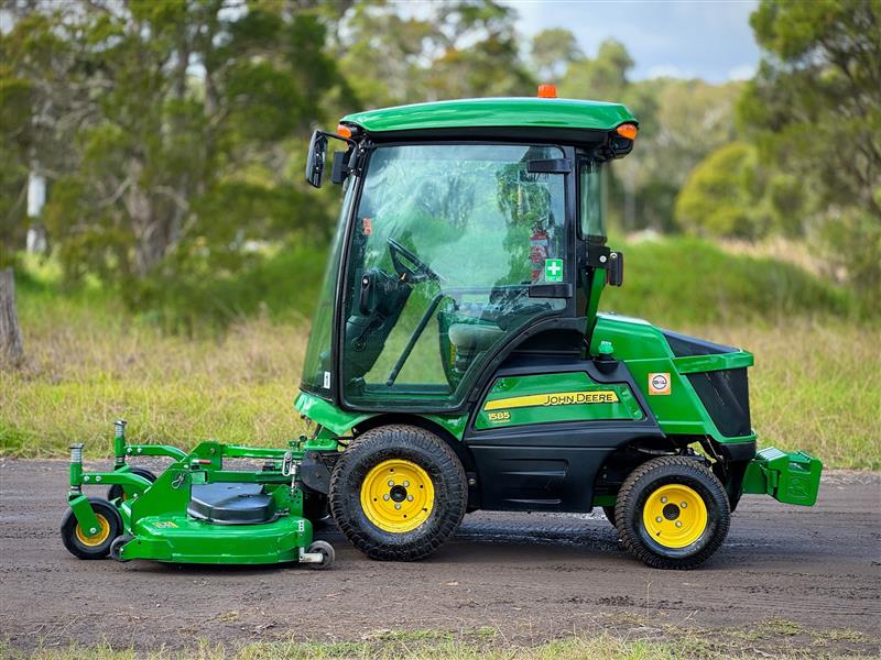 Photo 2. John Deere 1585 72 A/C 4WD commercial out front ride on diese law mower