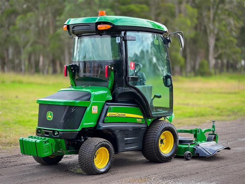 Photo 3. John Deere 1585 72 A/C 4WD commercial out front ride on diese law mower