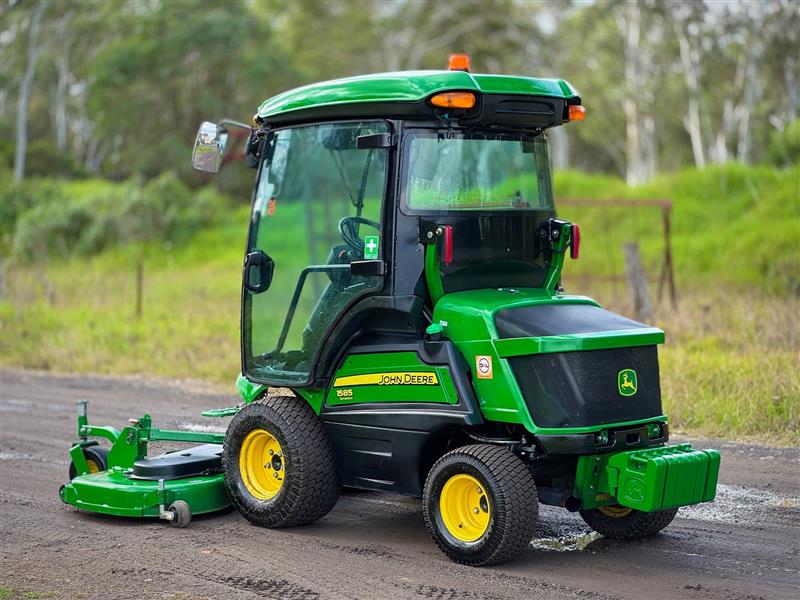 Photo 4. John Deere 1585 72 A/C 4WD commercial out front ride on diese law mower