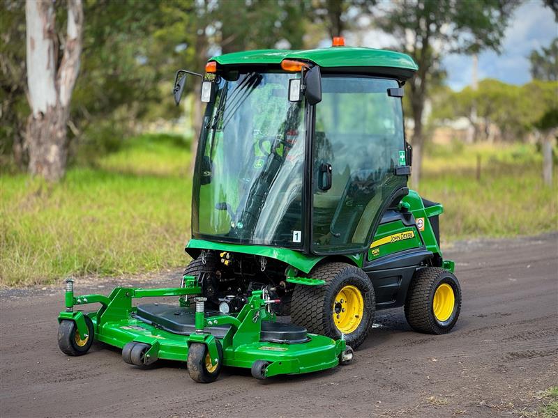 Photo 5. John Deere 1585 72 A/C 4WD commercial out front ride on diese law mower