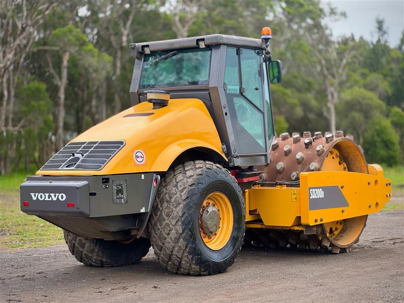 Photo 2. Volvo SD200D 20.5T Single Drum Articulated Padfoot Sheepsfoot roller