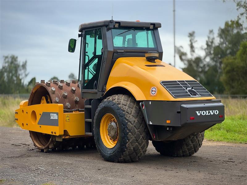 Photo 3. Volvo SD200D 20.5T Single Drum Articulated Padfoot Sheepsfoot roller