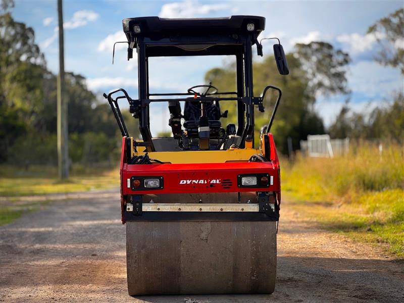 Photo 2. Dynapac CC224HF 8.1T smooth drum roller compactor