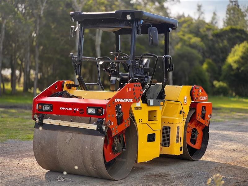 Photo 4. Dynapac CC224HF 8.1T smooth drum roller compactor